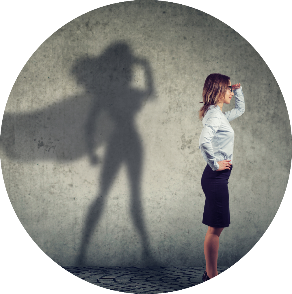 Authentische Karriere Frau mit ihrem Superwoman Schatten, der sich an der Wand zeigt.